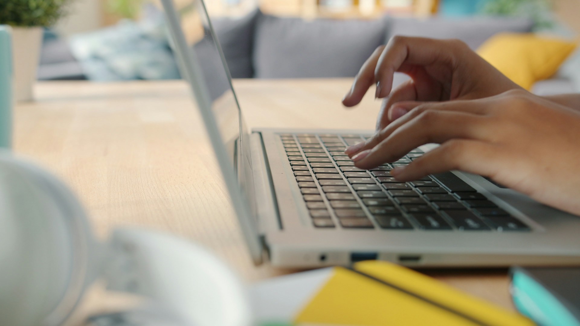 Pacjent korzystający z konsultacji telemedycznej online